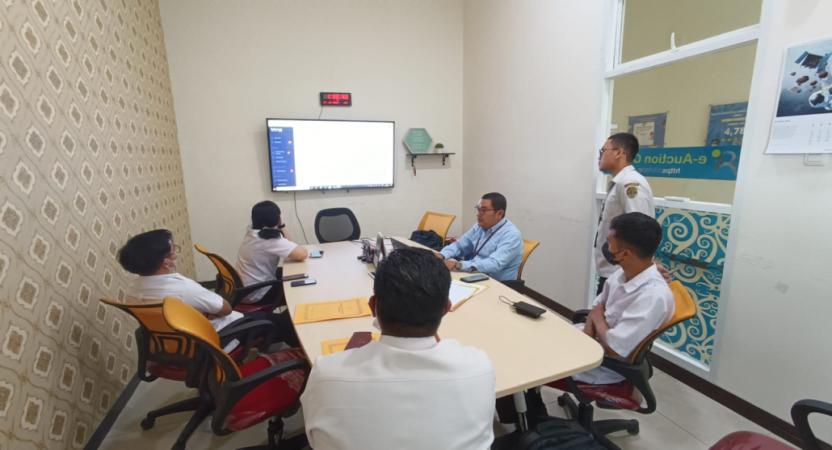 BPKAD Provinsi Kalimantan Timur melalui Bidang Pengelolaan BMD menghadiri pelaksanaan lelang barang milik daerah